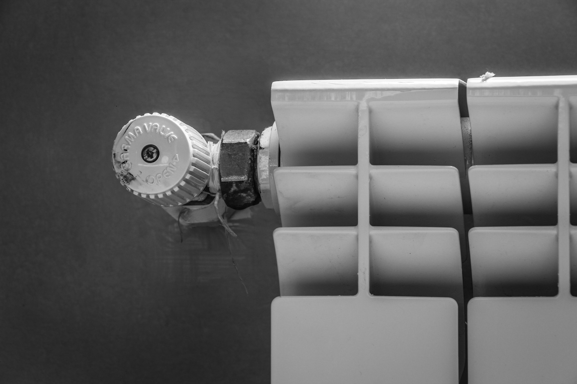 IMMO.BEING Hausverwaltung, Blogbeitrag über Fernablesbare Zähler Pflicht 2027. Nahaufnahme eines Thermostat einer Heizung