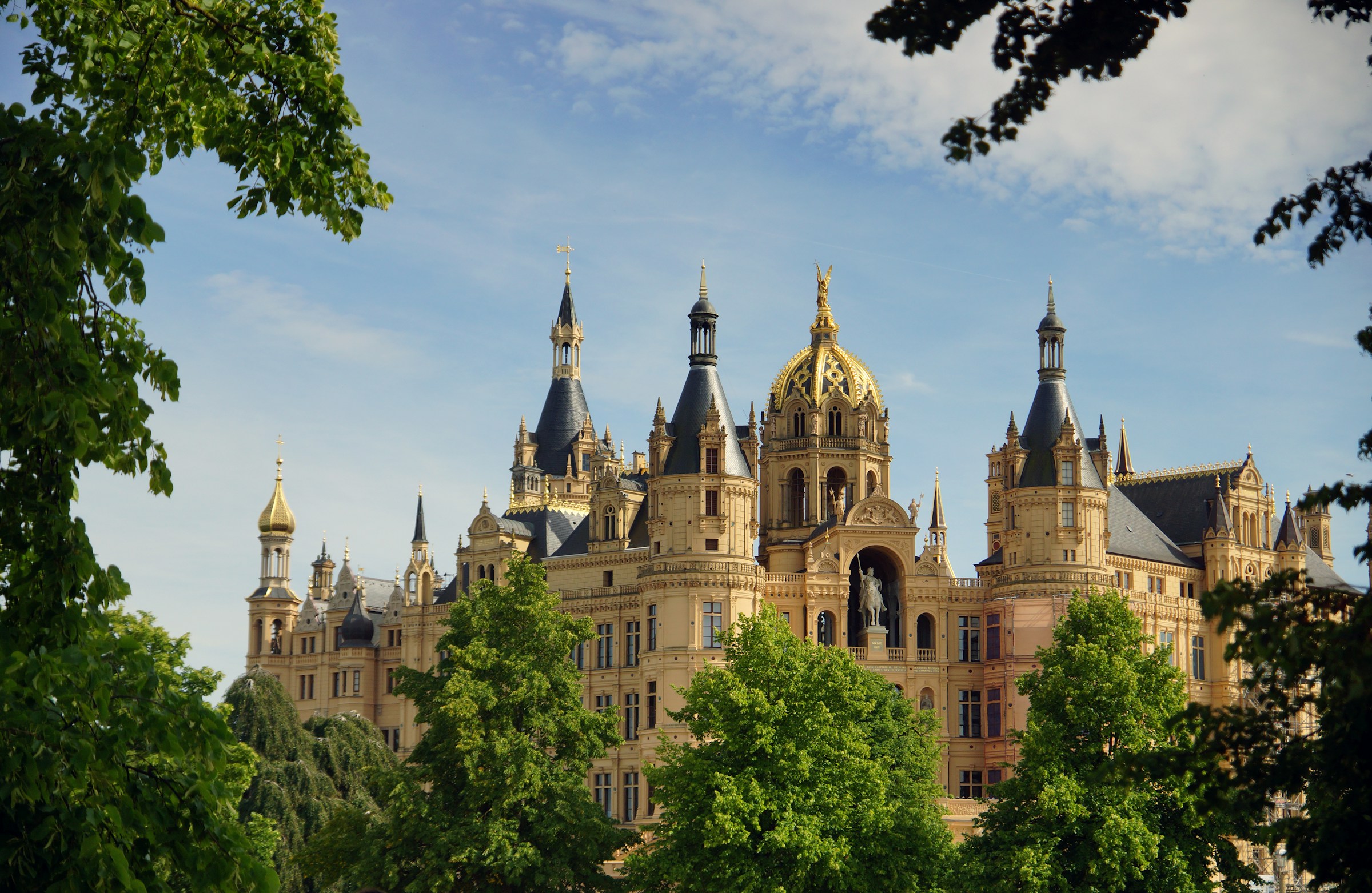 Aufnahme Stadt Schloss Schwerin, Blogbeitrag Lokale Hausverwaltung Schwerin IMMO.BEING